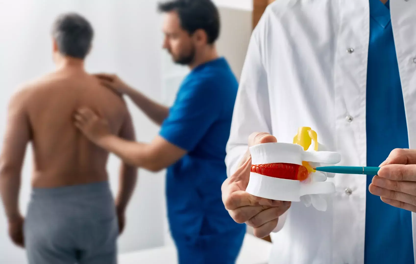 Porckorongsérv okozta deréktáji fájdalom, amelyet a gerincben található kiboltosult porckorong okoz.